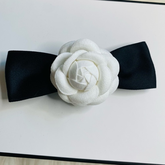 Camellia Flower Brooch Pin Clip Black Bow New Handmade Ivory White - Picture 1 of 2